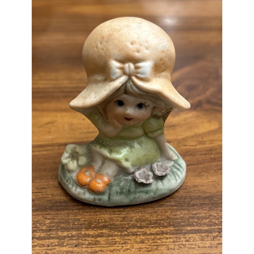 Artmark Little Girl Figurine Peach‎ Bonnet Flower Bed